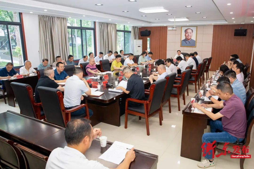 图:县委书记谭建华主持会议并讲话