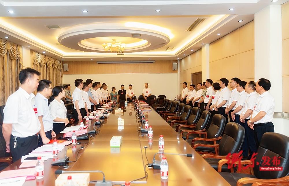 政务公开 县政府信息公开目录 图片新闻图:陈礼洋看望各代表团代表 7
